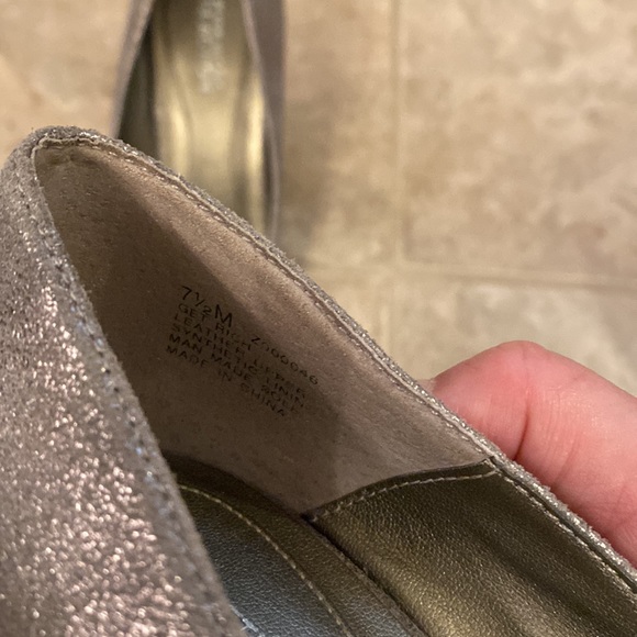 Kenneth Cole 7.5 silver distressed metallic peep toe pump. EUC - Picture 7 of 7